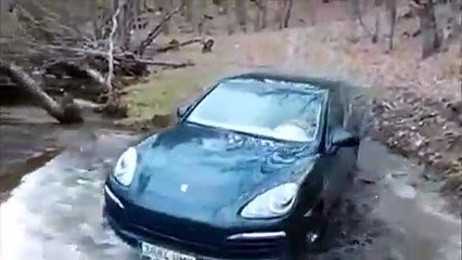 Download Video: La mauvaise idée du jour : traverser une riviere avec son Porsche Cayenne