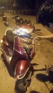 Un intrus terrifiant sur ce scooter...