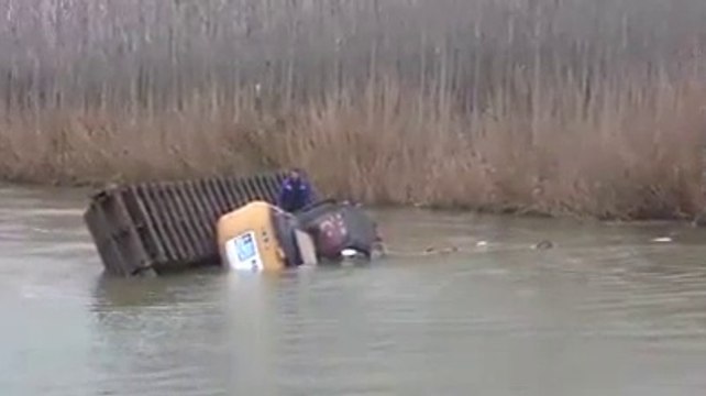 Cet ouvrier va faire la boulette de sa vie avec une excavatrice amphibie