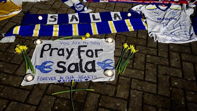 Поиска самолета с футболистом прекращены