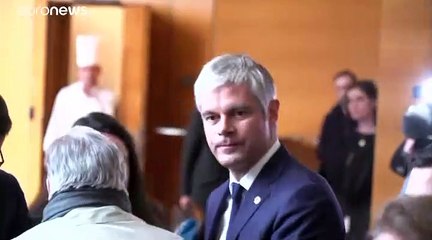 Emmanuel Macron s'invite dans un débat citoyen pour faire taire les critiques