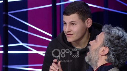 Ora News – Mamaqi shikuesit: Si do të jesh shkrimtar apo milioner? Epike përgjigjja e e të riut