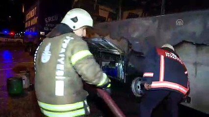 Bahçelievler'de park halindeki midibüs yandı - İSTANBUL