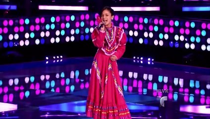 Leslie Mendoza canta  El crucifijo de piedra  en La Voz Kids