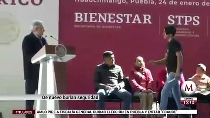 Joven burla seguridad e interrumpe mensaje de AMLO