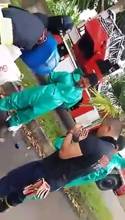 PBK BP Batam Menangani Sarang Tawon Di Lapangan Temenggung Abdul Jamal Batam