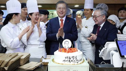 깜짝 생일 케이크 받은 문재인 대통령 / YTN