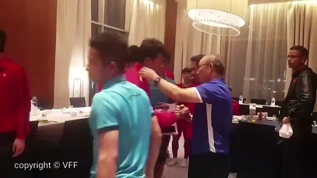 Thầy Park ôm cảm ơn các thành viên ĐT Việt Nam