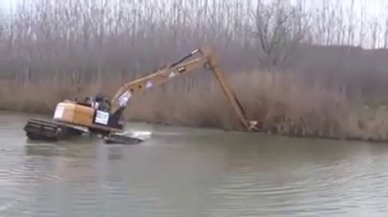 Un employer commet une grosse boulette avec une pelleteuse amphibie.