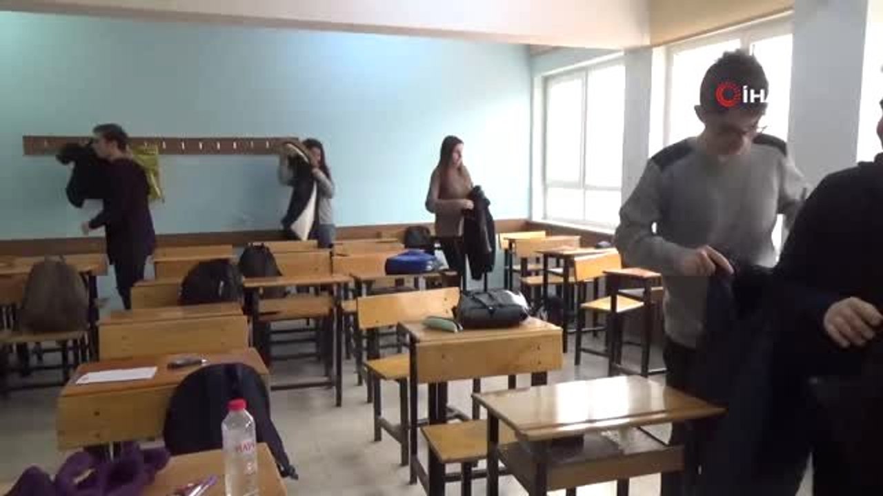 Milli Eğitim Müdüründen Liselilere Sıra Dışı Oyun...önce Oyun Oynattı, Sonra Sucuk-ekmek Dağıttı