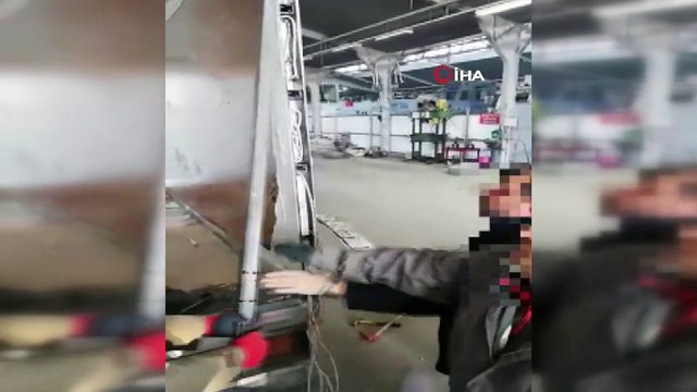 Kamyonetin kasasının çevresine zulalanmış sigara, polisin dikkatinden kaçmadı