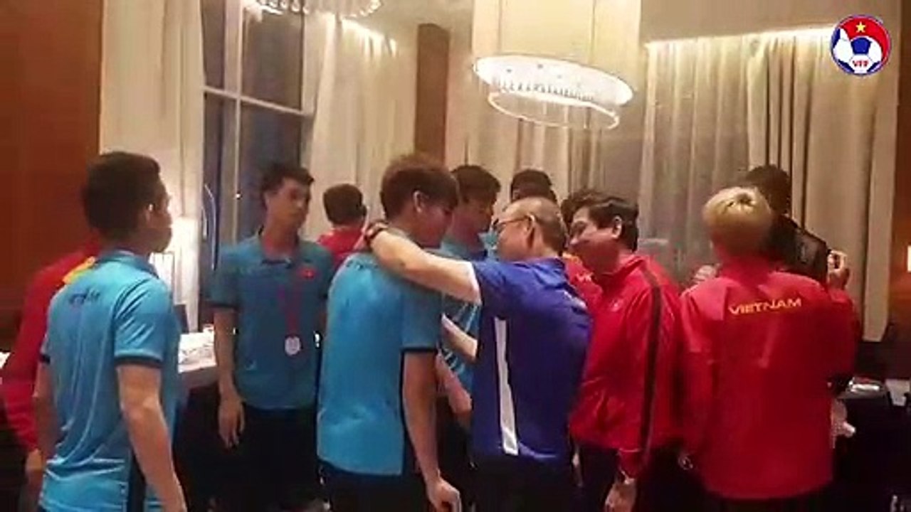 Thầy Park động viên từng cầu thủ sau trận đấu đầy quả cảm trước người Nhật | VFF Channel