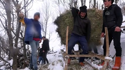 Zorlu yolculuğu eğlenceye dönüştürüyorlar - MUŞ