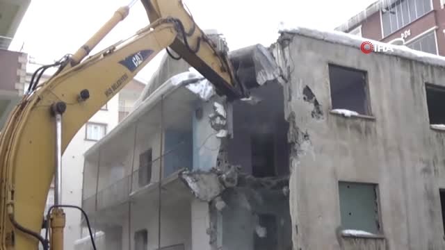 Muş'ta Metruk Binaların Yıkımına Başlandı