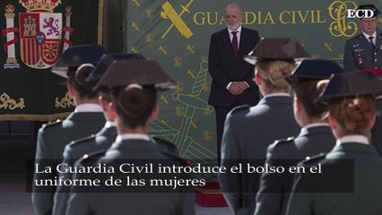 La Guardia Civil introduce el bolso en el uniforme de las mujeres