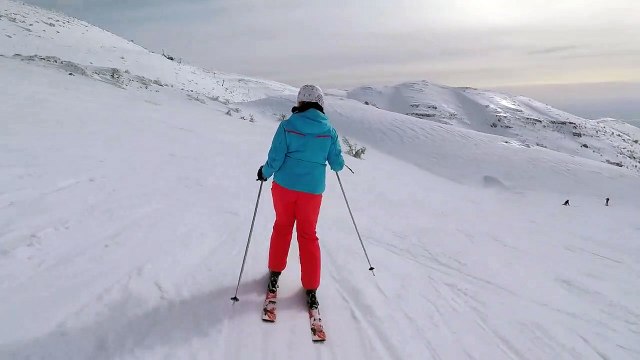 Des skieurs regardent des missiles du Dôme de fer (Israël)