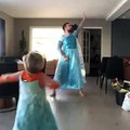 Un père et son fils dansent déguisés sur la chanson de la Reine des Neiges et font le buzz