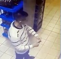 Un homme boit une bouteille de Vodka dans le magasin pour éviter de payer son prix