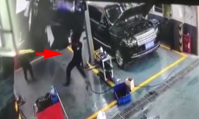 Aracı tutmak isterken altında can verdi