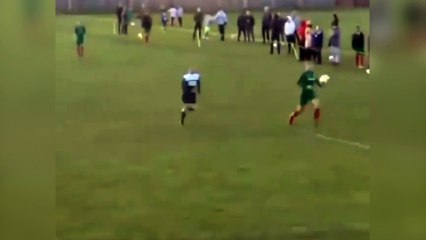 Buen Remate del Portero para Marcarse un Autogol