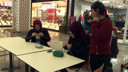 Müşteriler alışverişi bıraktı, köy çocukları için ördü