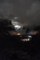 Timelapse de lumières de voitures à la montagne