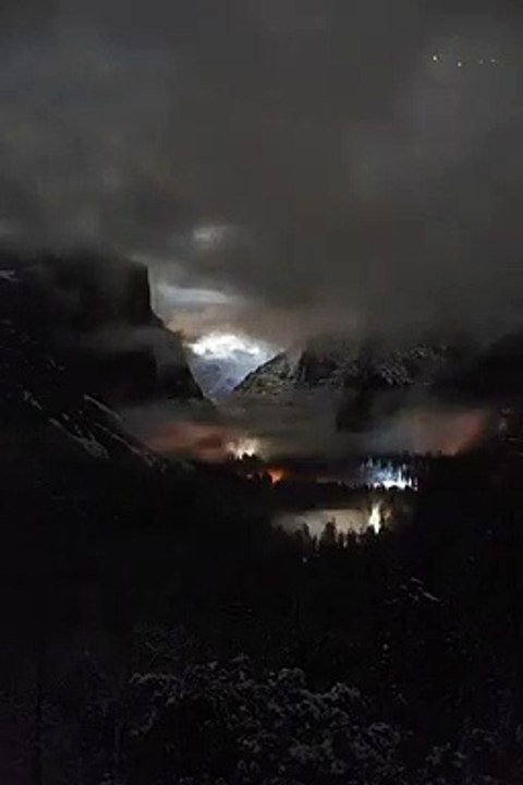Timelapse de lumières de voitures à la montagne