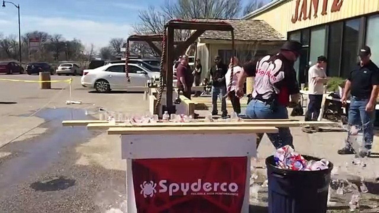 Il coupe 28 bouteille d'eau avec un couteau