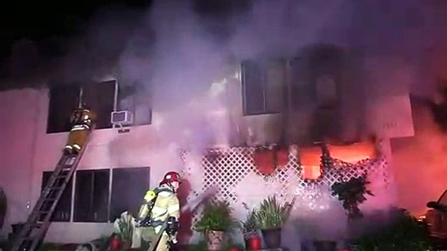 Un homme veut aider les pompiers pendant un incendie mais fait le gros boulet