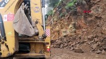 Muğla Bodrum'da Toprak ve Kaya Parçaları Karayoluna Düştü