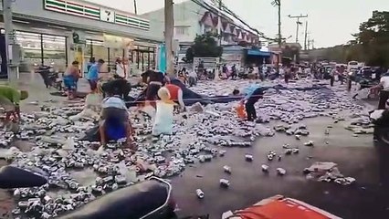 Thaïlande: plus de 80.000 canettes de bière renversées en pleine rue