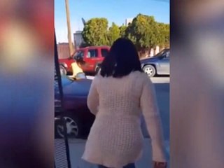 Pura puntería de madre: ¡Chancletazo de 20 metros a su hija!