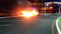 Vídeo mostra carro em chamas na Praça da Bíblia