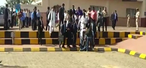 கீழே விழுந்த பத்திரிக்கையாளரை தூக்கிவிட்ட ராகுல், வைரல் வீடியோ!