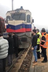 Bilet Bulamayan Yolcular, Trenin Önünü Kesti