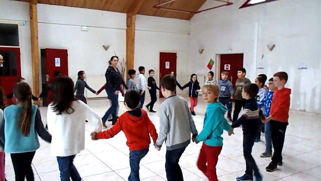 CE2A Début Danse Bretonne 1