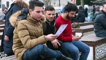 Turistlere “Zeytin Dalı Harekatı”nı anlatıp Türk bayrağı dağıttılar - İSTANBUL