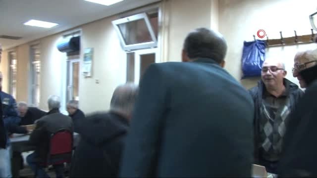 AK Parti Beykoz Belediye Başkan Adayı Aydın, Hava Soğuk, Üşümeyin Dedi, Vatandaşın Boynuna Kendi...