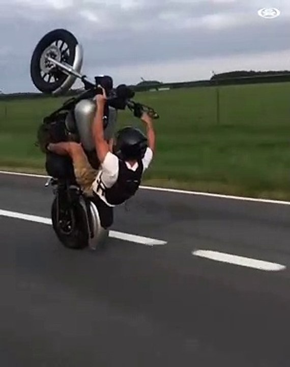 Un motard fait des roues arrières et finit par se crasher