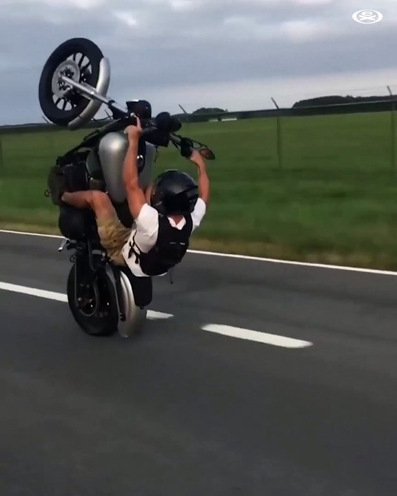 Un motard fait des roues arrières et finit par se crasher