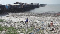 El mar de plástico de la Bahía de Manila que cobija a miles de familias