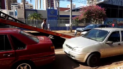 Veículos se envolvem em colisão no Centro