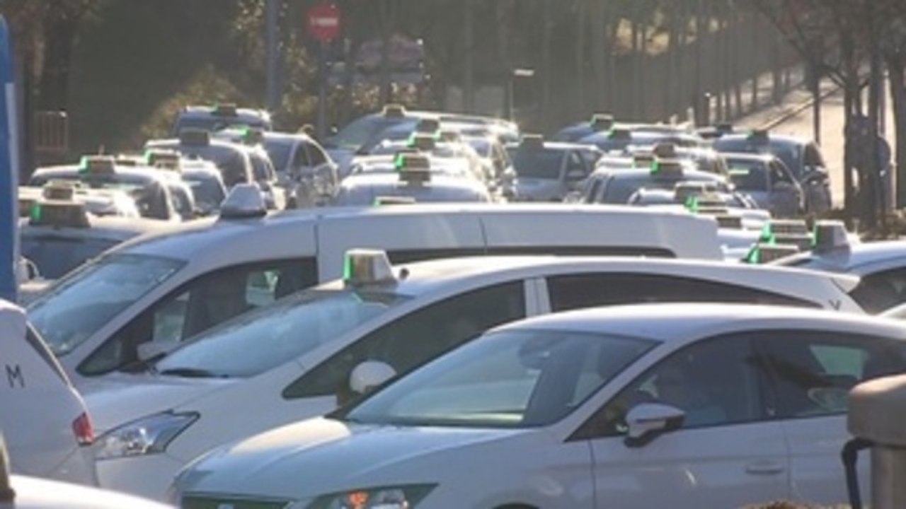 Atascos, huelga de hambre y una propuesta en la quinta jornada de paros del taxi