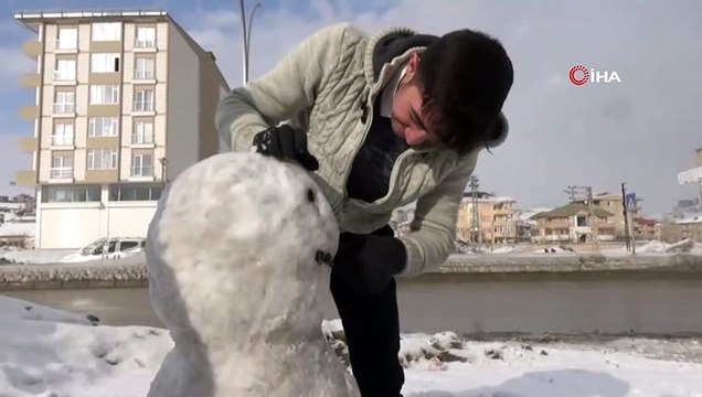 Yüksekovalı çocuklar kardan adam yaparak tatilin keyfini çıkarıyor