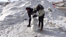 Yüksekovalı Çocuklar Kardan Adam Yaparak Tatilin Keyfini Çıkarıyor
