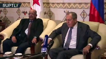 Rusya Dışişleri Bakan Yardımcısı Sergey Lavrov, mikrofonla tokalaştı
