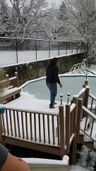 Descargar video: Essayer de traverser une piscine gelée en marchant...? Erreur !