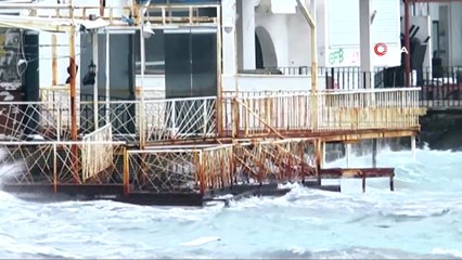 Bodrum’u fırtına vurdu...İş yerlerini su bastı, kayıklar alabora oldu