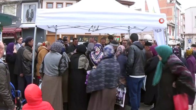 Bez torbaya hücum...İnegöl Belediyesi tarafından dağıtılan 3 bin bez torba dakikalar içinde tükendi