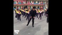 Le directeur d’une école chinoise apprend la danse à ses élèves